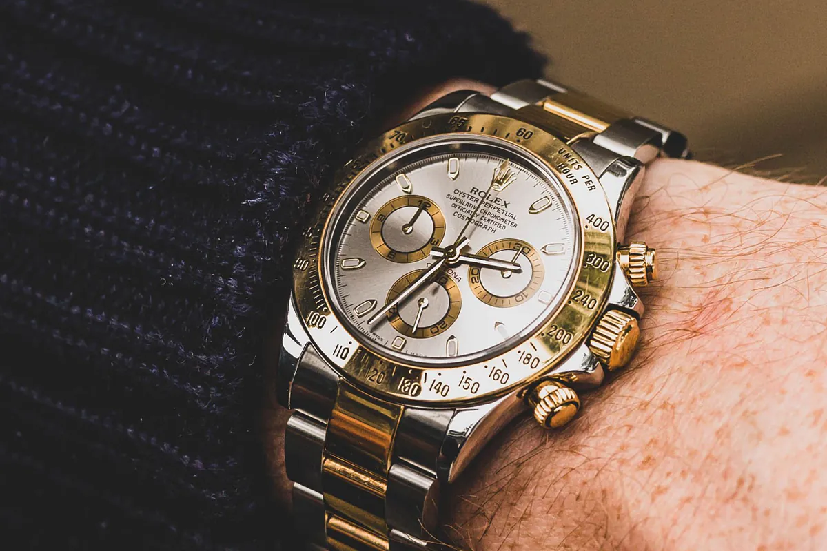 Bicolor horloge met gouden en stalen schakels om de pols