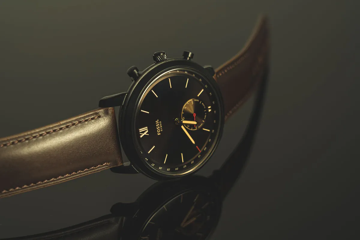 Klassiek horloge met leren band in warm licht