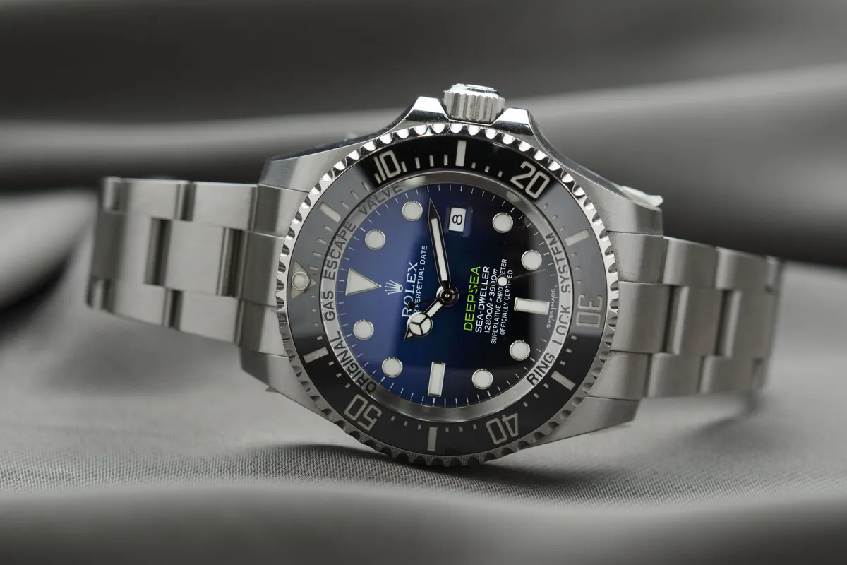 Stalen duikhorloge met blauwe wijzerplaat en stalen band