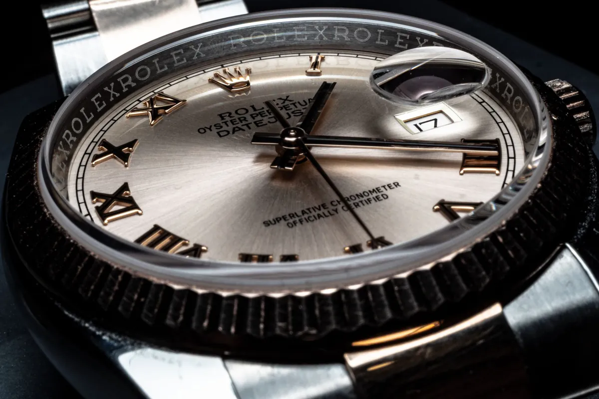Close-up van een luxe horloge met gecanneleerde bezel