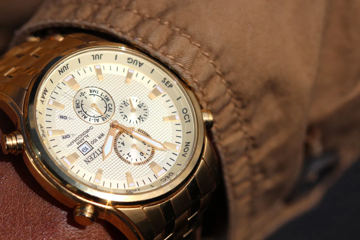 Gouden horloge met lichte wijzerplaat en gouden band