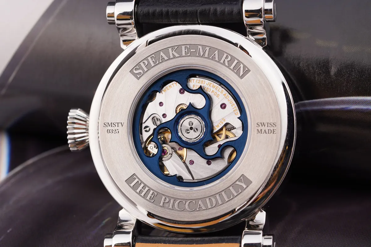 Doorzichtige achterkant van een horloge met zichtbaar uurwerk