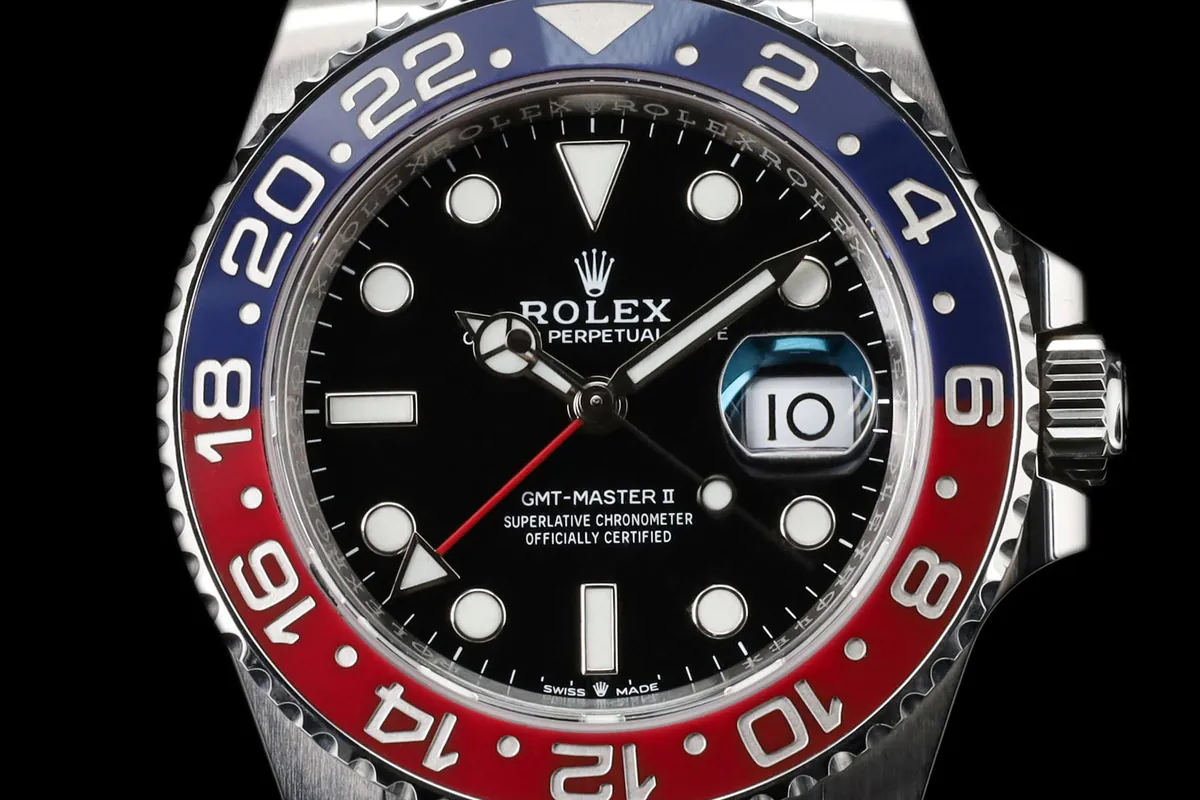 Sportief stalen horloge met blauw-rode bezel